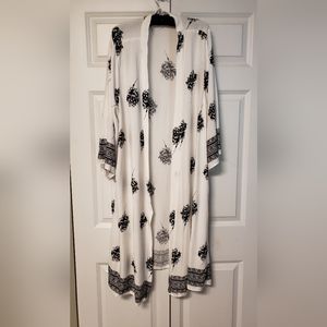 TORRID black / white floral kimono style wrap